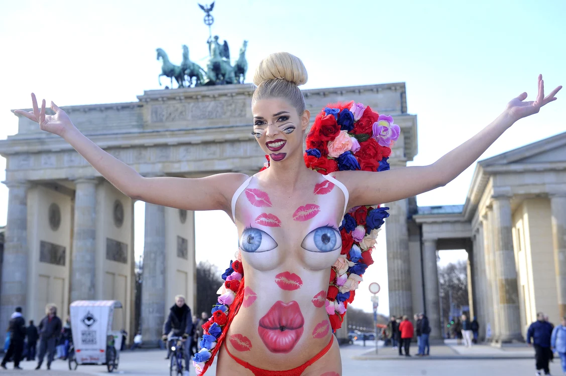 Micaela Schafer s-a fotografiat goală în faţa Porţii BrandenburgFoto: Wenn