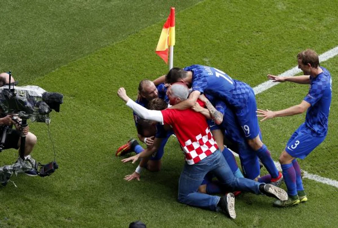
    Fanul s-a bucurat alaturi de jucatorii croaţi dupa golFOTO: AP  