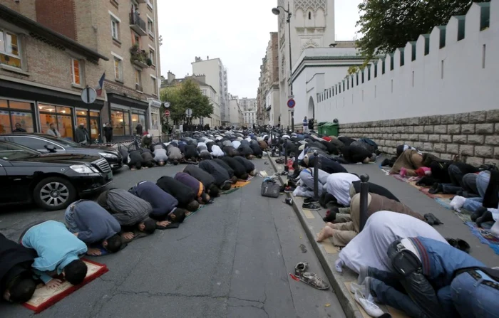 Atentat terorist în Franţa. Trei grenade au fost aruncate spre o moschee din Mans FOTO AP