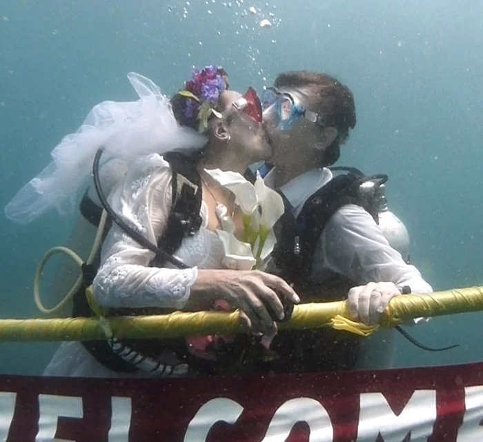 S-au căsătorit sub apă (foto: Caters)