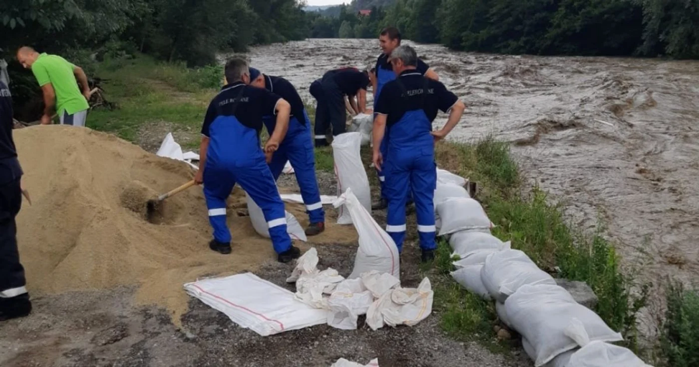 În zonele vulnerabile s-au pus saci cu nisip