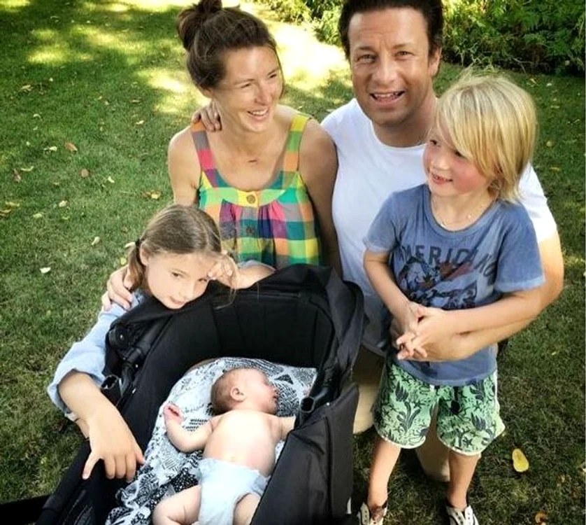 
    Jamie Oliver și soția sa, Jools, au împreună cinci copiifoto: Arhiva Personală  