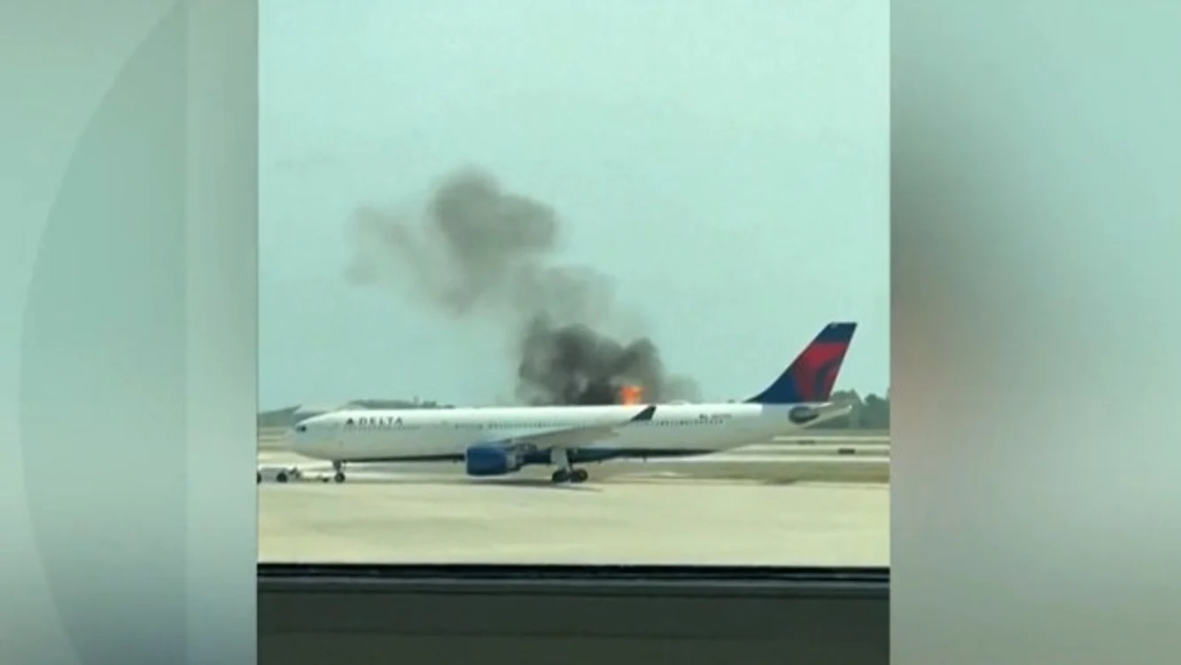 Un avion cu sute de pasageri la bord a luat foc chiar înainte să decoleze.