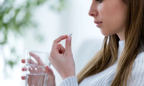 femeie care ia pastile jpeg