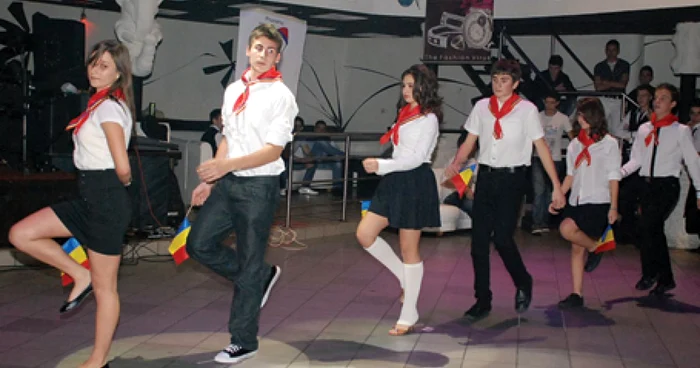 Tinerii orădeni s-au distrat la bal