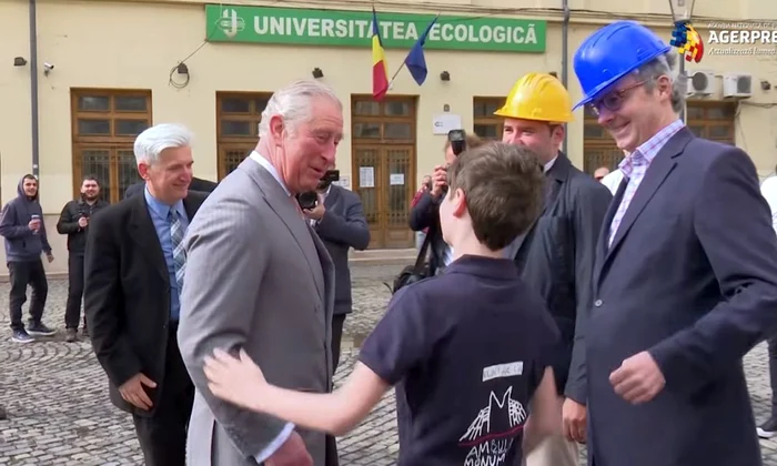 Cine este copilul român care l a îmbrățișat pe Prințul Charles în Centrul Vechi al Capitalei / VIDEO  jpeg
