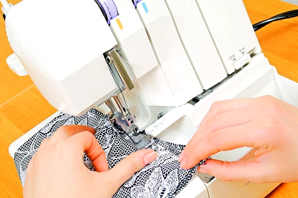 Dacă doriţi, puteţi dubla interiorul genţii cu o ţesătură de bumbac sau alt material textil, în funcţie de alegerea dumneavoastră.