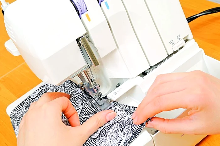 Dacă doriţi, puteţi dubla interiorul genţii cu o ţesătură de bumbac sau alt material textil, în funcţie de alegerea dumneavoastră.