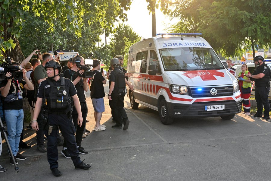 Un bărbat s-ar fi aruncat în aer într-un tribunal din Kiev. Două persoane au fost rănite, iar atacatorul a murit