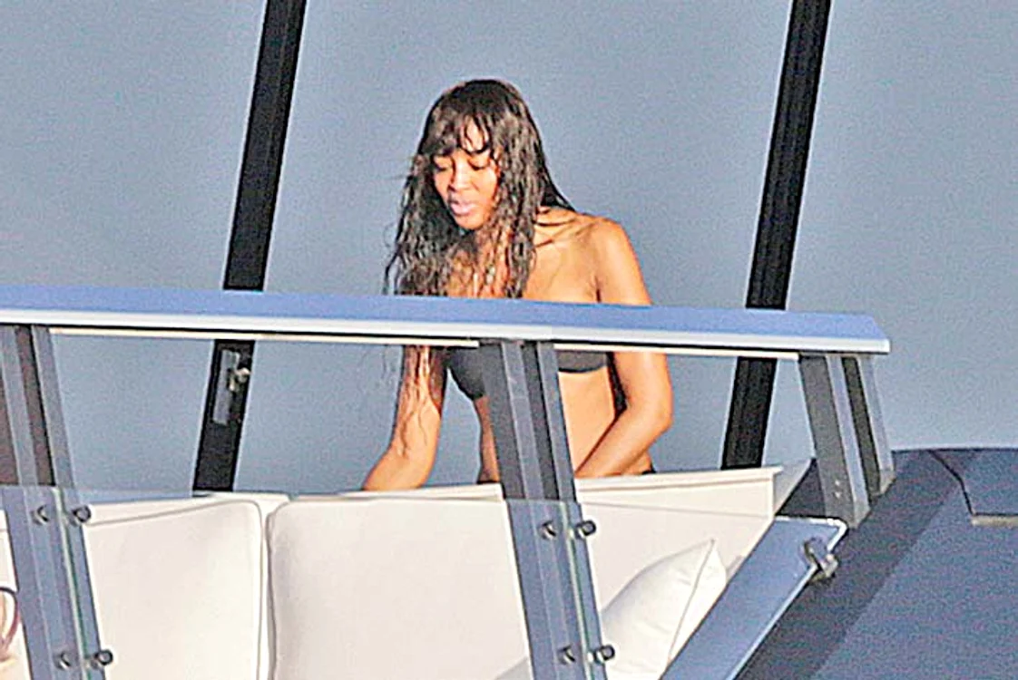 Naomi Campbell s-a bronzat pe iahtul ei, în Ibiza