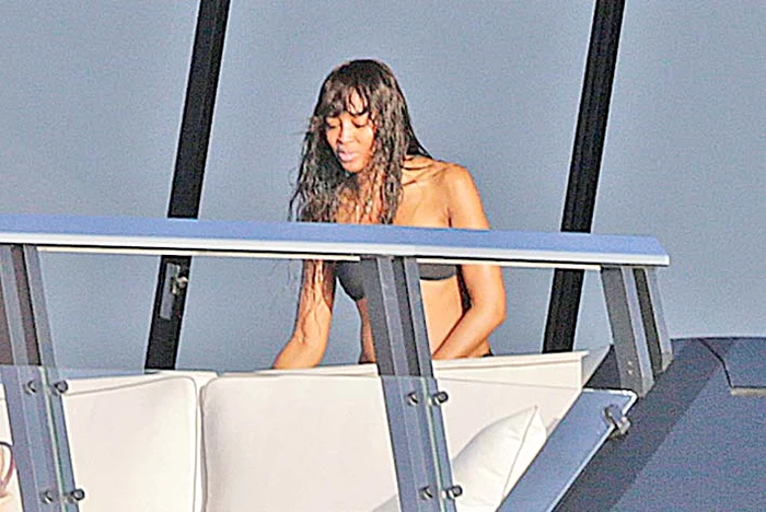 Naomi  Campbell  s-a bronzat  pe iahtul  ei, în Ibiza