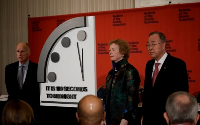 Edmund G Brown, Mary Robinson şi Ban Ki-moon participă la o conferinţă de presă la Washington DC cu ceasul Doomsday, care s-a apropiat mai mult ca oricând de miezul nopţii. FOTO Bulletin of the Atomic Scientists (BAS) / AP