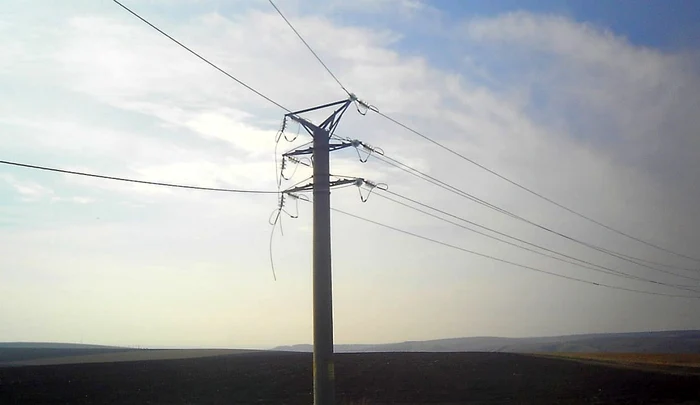 După cum se poate observa, cablurile au fost tăiate de hoţi. Foto: SDEE Galaţi