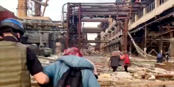 Razboi Ucraina Rusia distrugeri morti raniti refugiati 1-2 mai 2022 salvare civili Azovstal FOTO Profimedia