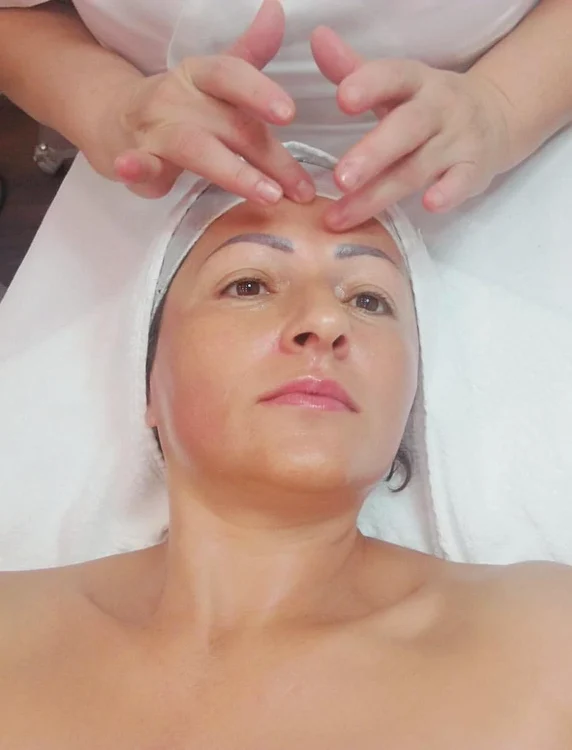 Masajul facial nu este numai relaxant, ci și eficient
