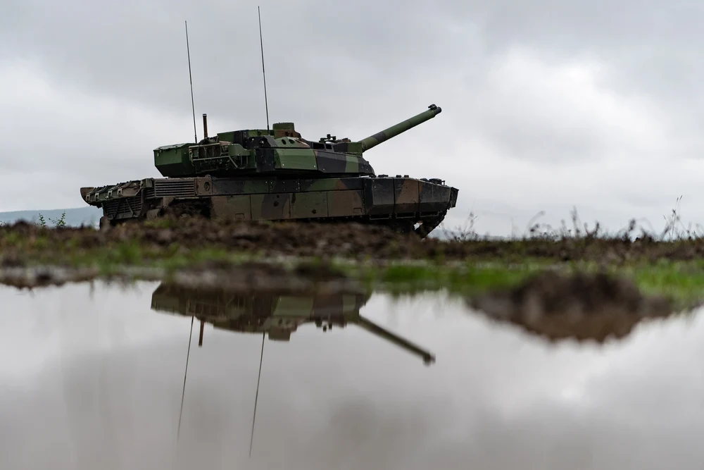 Presa maghiară ironizează ambițiile militare ale României: „Visează la lucruri mărețe, dar independența începe cu șuruburi importate”