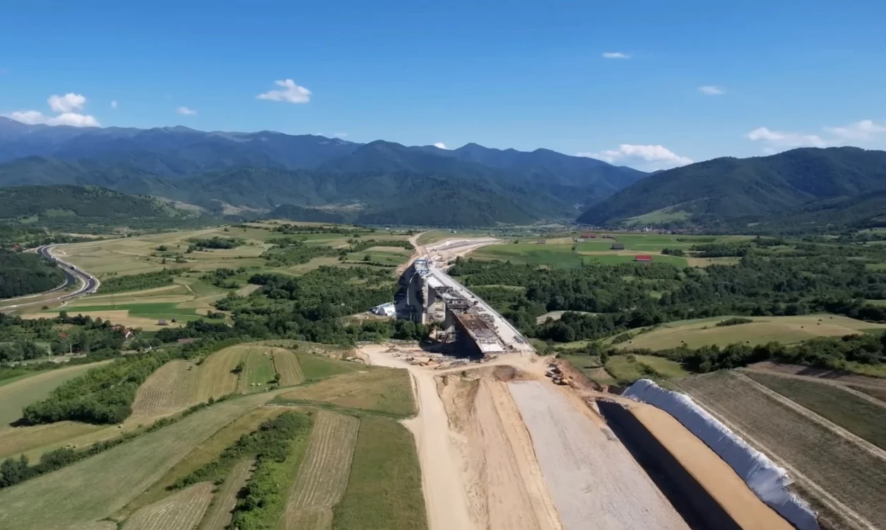 Viaductul Tălmaciu al Autostrăzii Sibiu - Piteşti - stadiul lucrărilor surprins cu drona Foto captură video You Tube