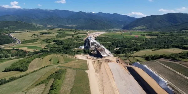 Viaductul Tălmaciu al Autostrăzii Sibiu - Piteşti - stadiul lucrărilor surprins cu drona Foto captură video You Tube
