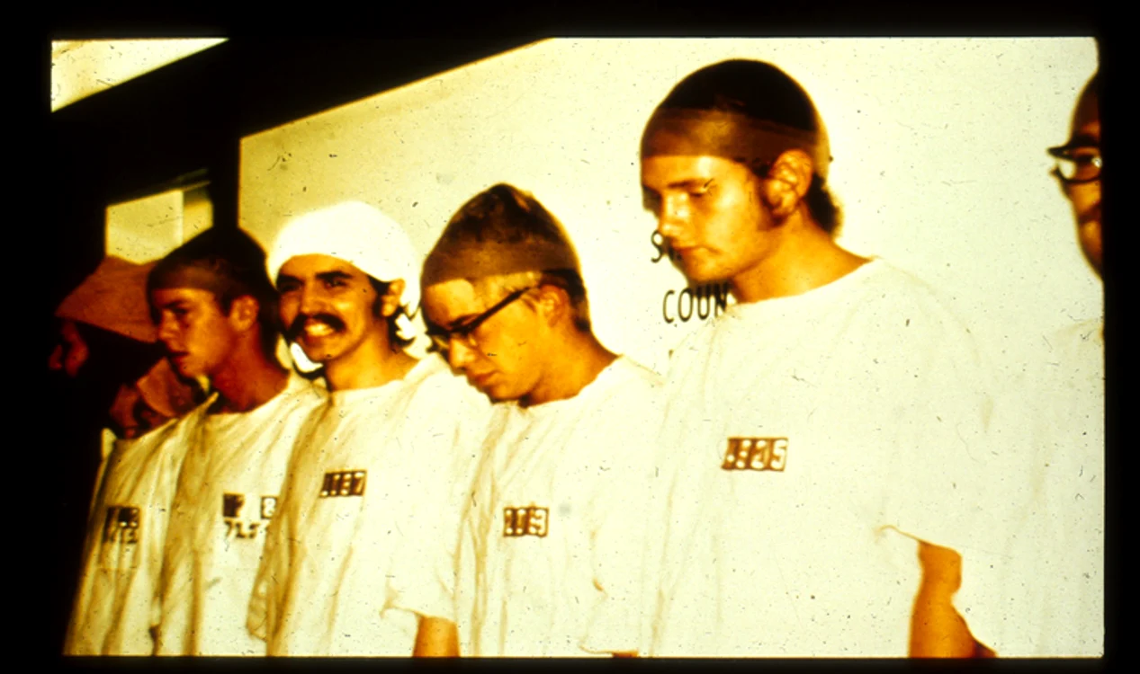 Parte a experimentului de la închisoarea Stanford FOTO Phillip Zimbardo