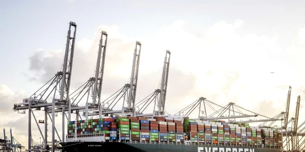 Nava Ever Given care a fost blocată în Canalul Suez a ajuns la destinaţie în portul Rotterdam FOTO EPA-EFE