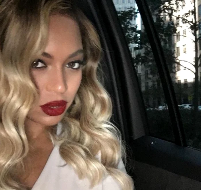 
    Aceasta este rochia semnată Maria Lucia Hohan pe care Beyonce a purtat-o în videoclipul 