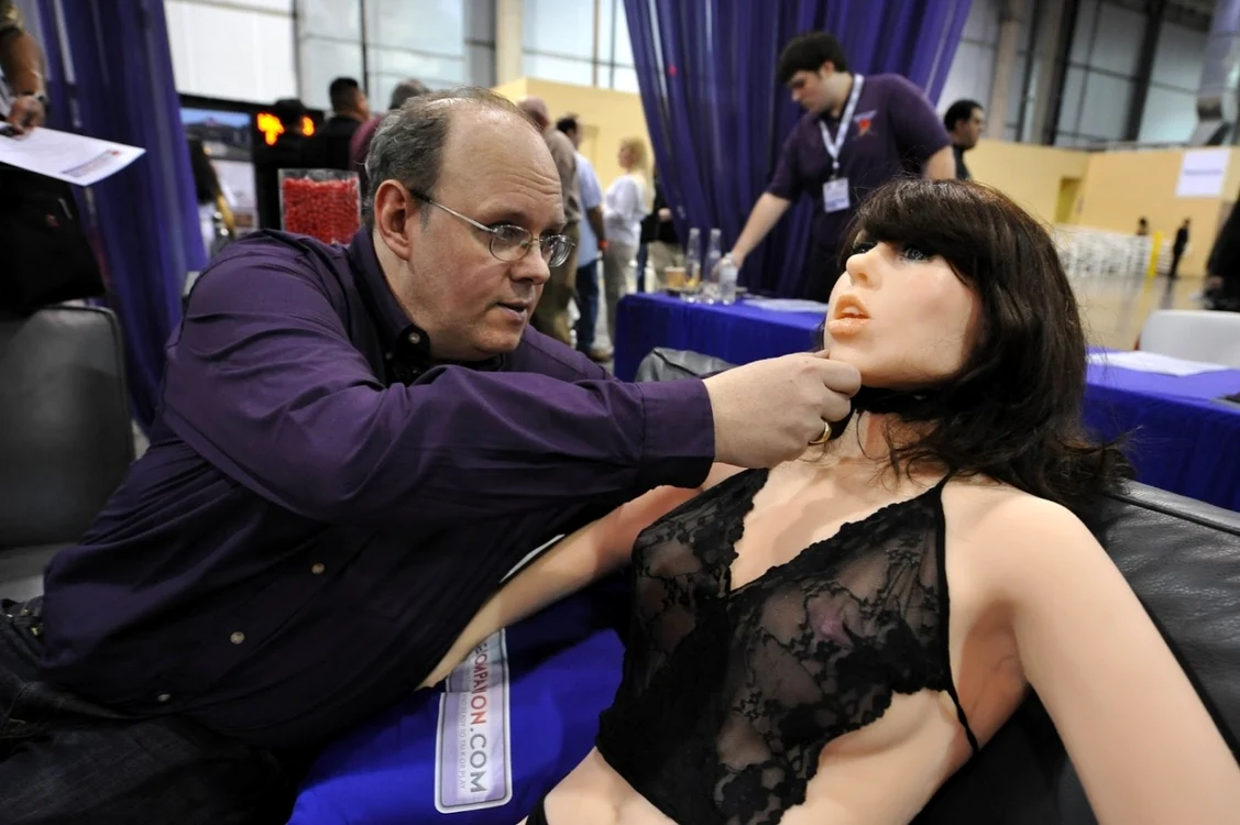 Prima păpuşă sexuală robot, Roxxxy, a fost lansată în 2010 de inginerul american Douglas Hines. FOTO tlife.gr