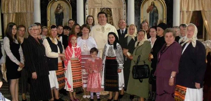 Preotul Vasile Rus, alături de familia sa şi o parte din enoriaşi FOTO: Arhivă personală