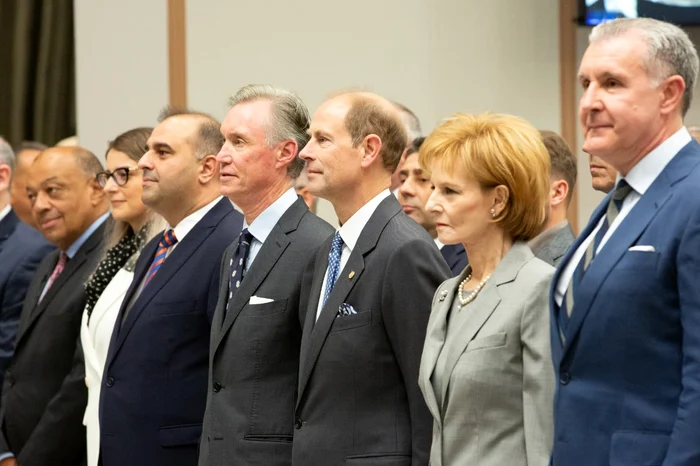 Prințul Edward însoțit de ASR Margareta și oficialități la forum. FOTO: PCN