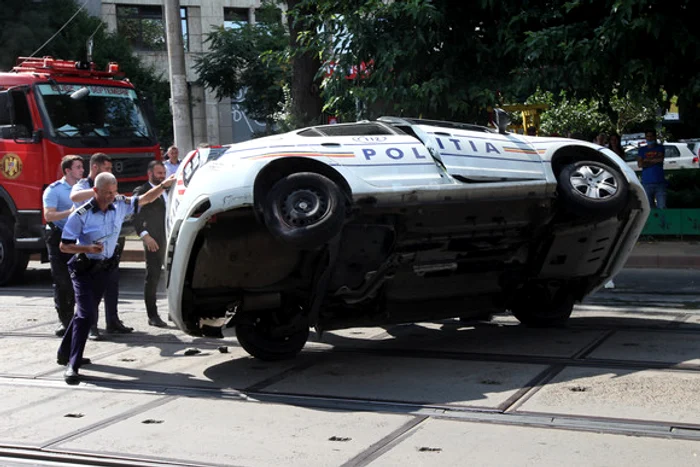 Cei doi deținuți așteptau cuminți, încătușați, să-și continue drumulFotografii: Sever Gheorghe