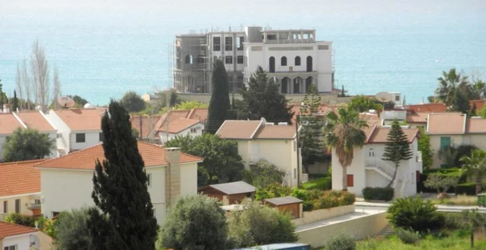 Vila a fost lăsată în neterminată de vârful unui deal, aproape de mare. FOTO: Cyprus Mail