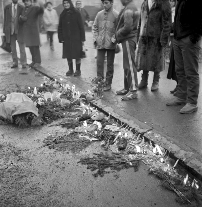 Bucăţi de creier, lumânări şi pâine în centrul Clujului, în 22 decembrie 1989. FOTO: Eugen Moritz