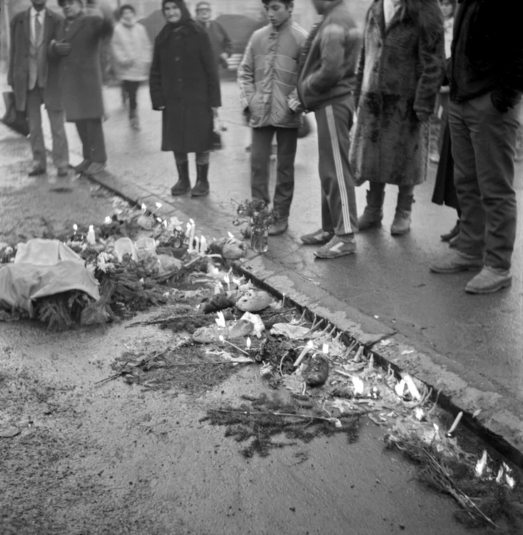Bucăţi de creier, lumânări şi pâine în centrul Clujului, în 22 decembrie 1989. FOTO: Eugen Moritz