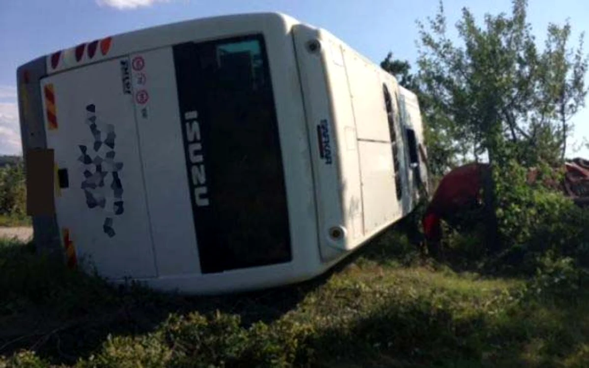 
    Trei persoane au fost transportate de urgenţă la spitalFoto Adevarul  