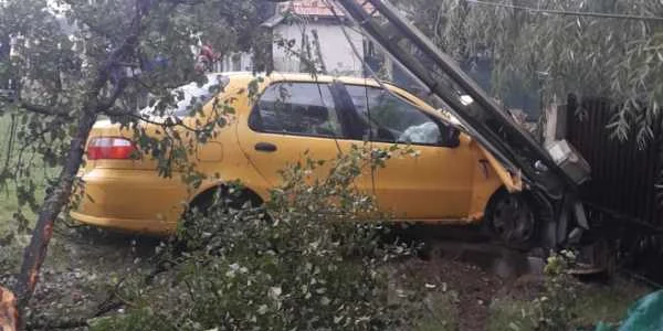 Accident în Grădinari - Olt - un stâlp electric a căzut peste o maşină în urma impactului cu aceasta Foto Adevărul