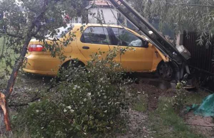 Accident în Grădinari - Olt - un stâlp electric a căzut peste o maşină: şoferul a pierdut controlul autoturismului; Foto Adevărul