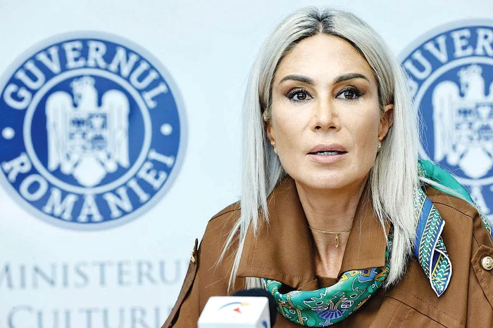Acum, ministra culturii și-a injectat botox în frunte și-n obraji, și-a făcut dantura, sprâncenele