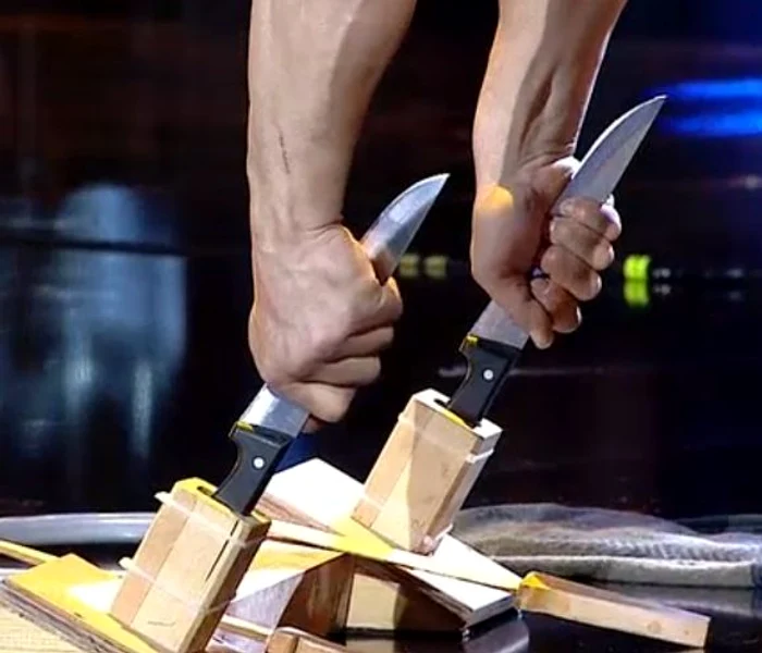 Remzi a făcut flotări pe cuțite