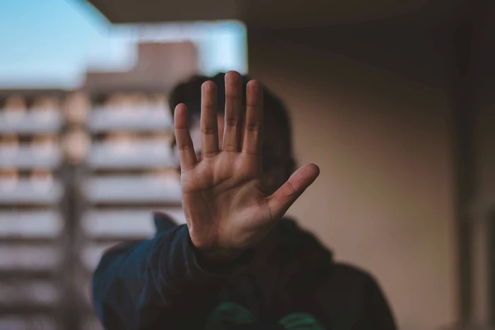 Mulți dintre cei care locuiesc la bloc sunt terorizați de zgomotele vecinilor. FOTO Unsplash