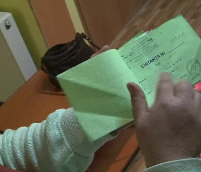 Cele două femei s-au folosit de chitanţe false pentru a primi bani