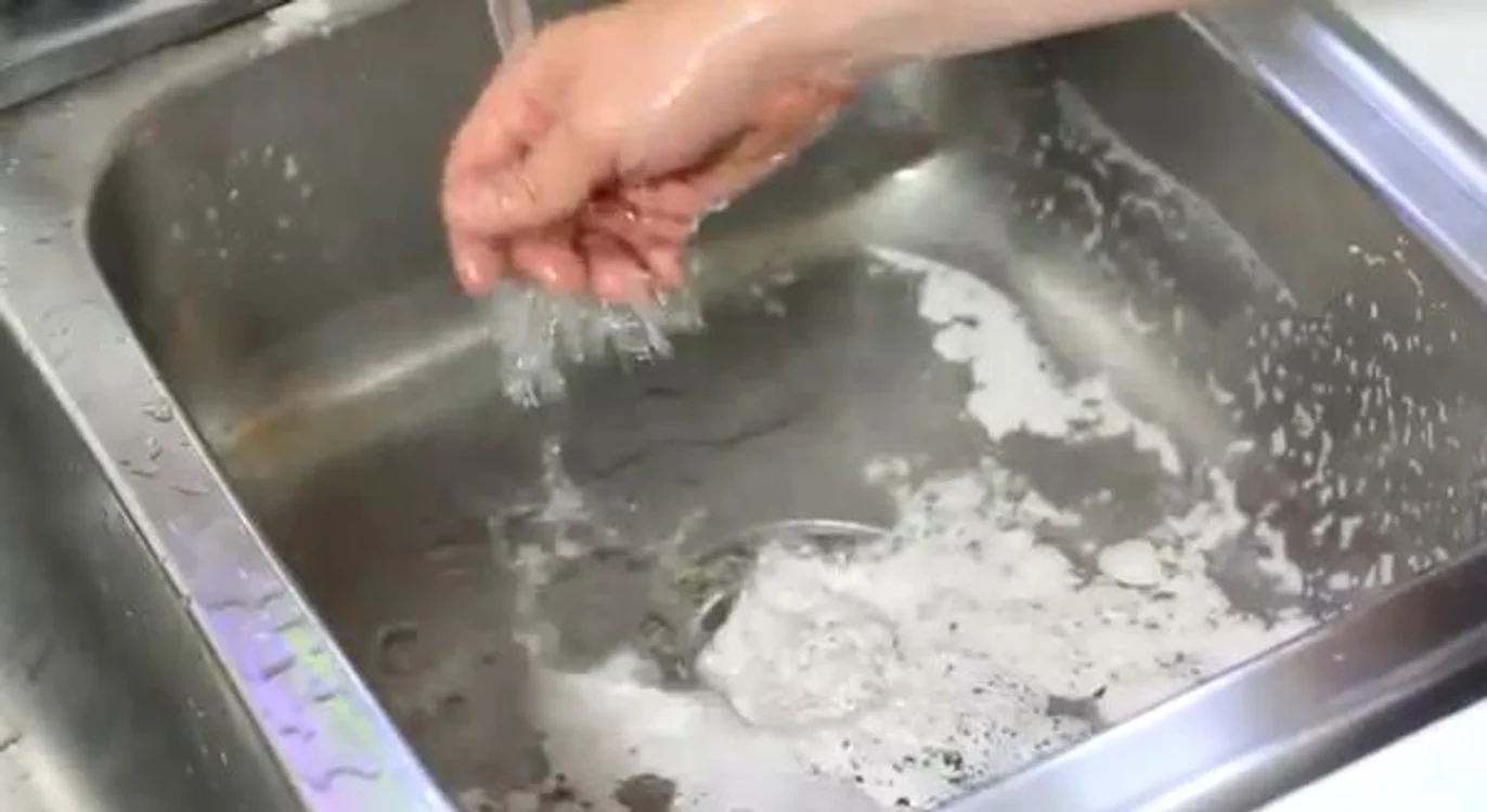 Iată zece utilizări mai puţin cunoscute ale oţetului în gospodărie!Foto: Captură Youtube