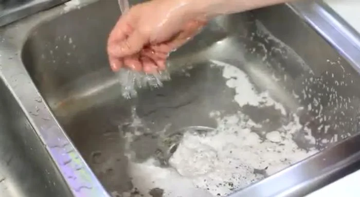 Iată zece utilizări mai puţin cunoscute ale oţetului în gospodărie!Foto: Captură Youtube