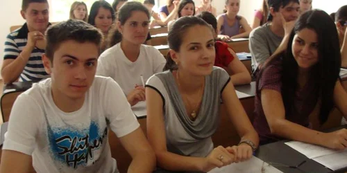 Studentii Facultatii de Litere se pregatesc in fosta UM Vladesti