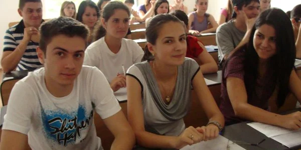 Studentii Facultatii de Litere se pregatesc in fosta UM Vladesti