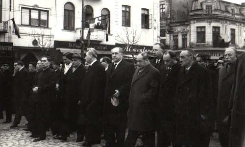 O parte a delegaţiilor de peste hotare participante la funeraliile lui Gheorghe Gheorghiu-Dej. Bucureşti, 24 martie 1965 (© „Fototeca online a comunismului românesc”, cota: 134/1954)