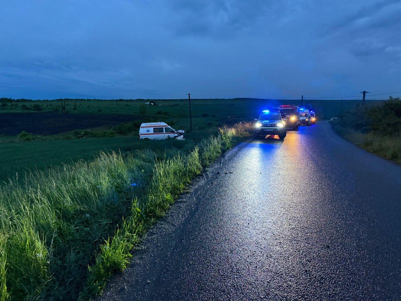 Ambulanță implicată într-un accident în Cluj. O pacientă și trei membri ai echipajului au fost transportați la spital