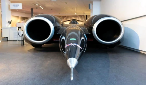 Thrust SSC  nu este o navă spaţială, ci una dintre cele mai rapide maşini din lume  jpeg