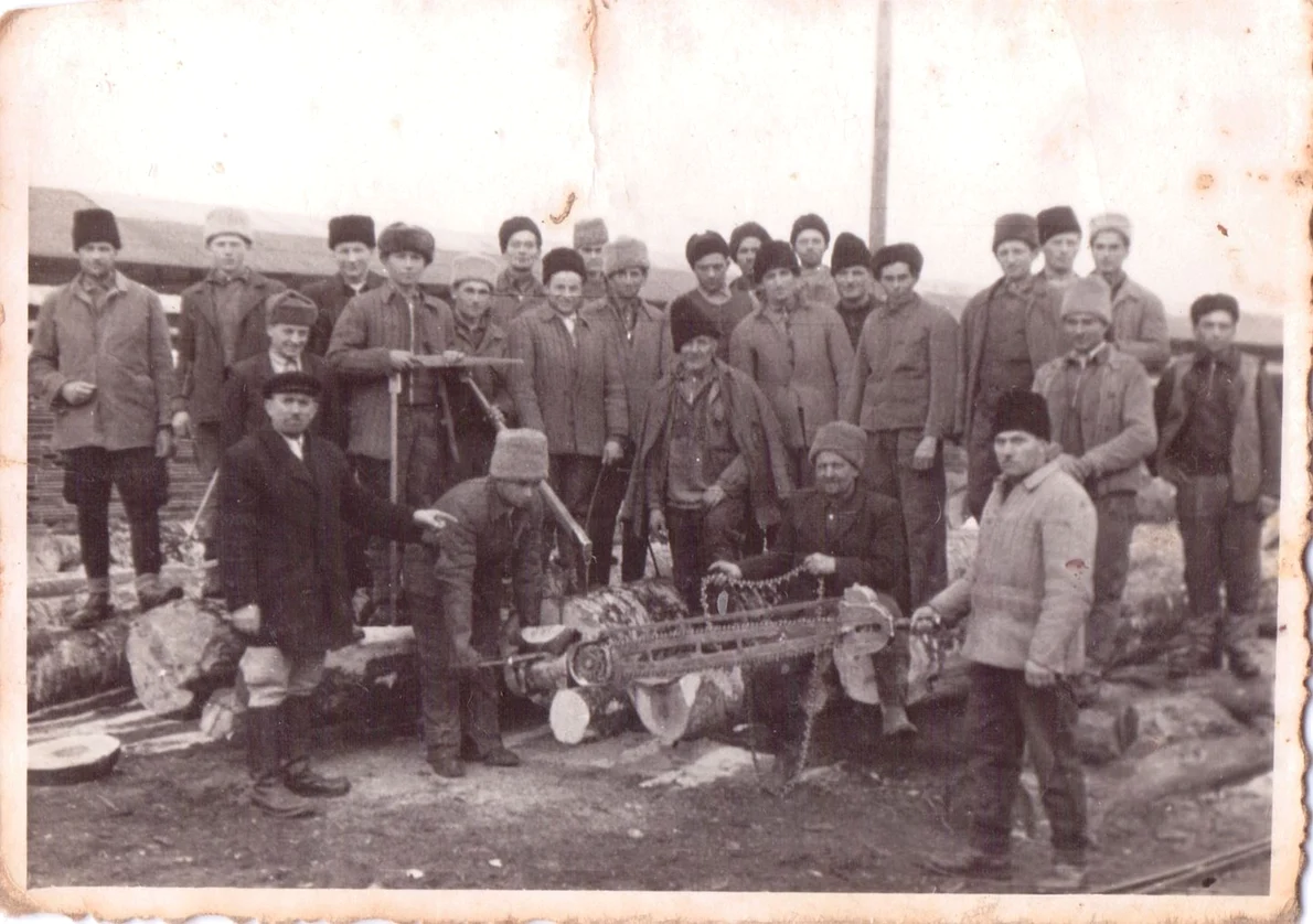 Muncitori de la Fabrica de prelucrare a lemnului din Hodoșa; fotografie din proiectul “Fotografia etnografică de familie - mărturie vizuală a culturii și civilizației tradiționale” (2023-2024). MNCR