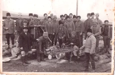 Muncitori de la Fabrica de prelucrare a lemnului din Hodoșa; fotografie din proiectul “Fotografia etnografică de familie - mărturie vizuală a culturii și civilizației tradiționale” (2023-2024). MNCR