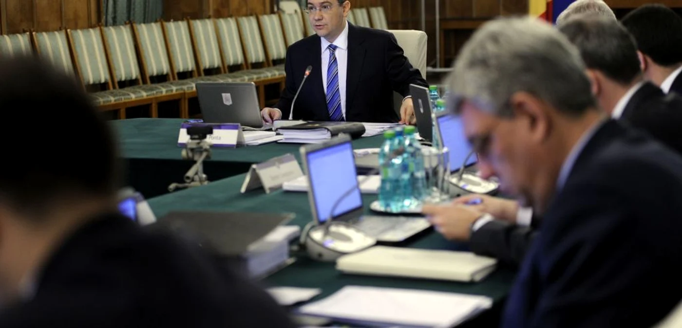 Premierul Victor Ponta a argumentat redactarea unui proiect de lege prin faptul că promovarea unei ordonanţe de urgenţă nu este permisă de Constituţie pe această temă, dar s-a declarat convins că proiectul va fi avizat de ambele camere ale Parlamentului în actuala sesiune, care se încheie la finele lunii iunie
