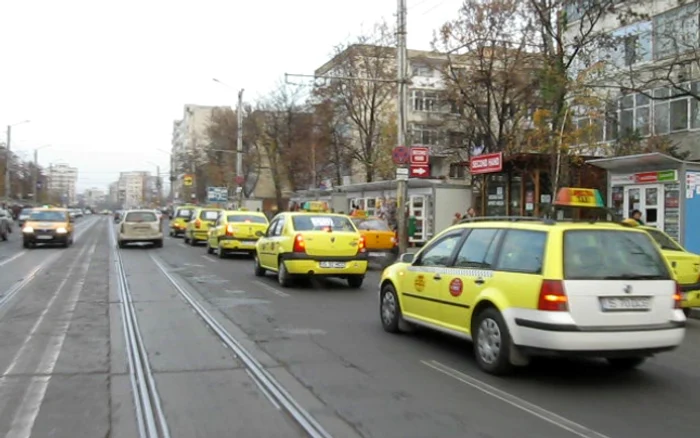 Coloana de taxi-uri s-a deplasat civilizat pe străzi